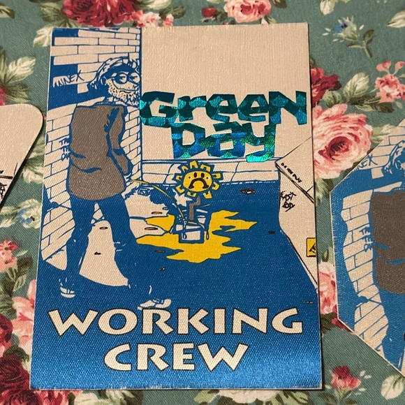 Green Day concert patches/passes in excellent condition, lot of 3 blue patches!! - Picture 8 of 12